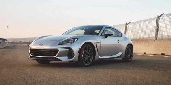 Колата, родена в чест на митичната Toyota AE86, след много перипетии получи второ поколение. Този път от Subaru са подготвили по-устойчиво на усукване шаси, а и доста повече мощост благодарение на 2.4-литровия боксер под капака. Но въпреки това BRZ ще си остане проста, лека и отлично балансирана спортна кола, точно като предшественика си. Кола, която напоследък е изчезващ вид, за съжаление.

