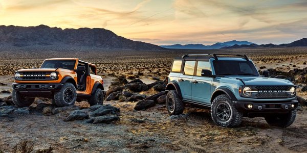 След толкова дълго чакане Ford най-сетне възкреси култовия си модел - и то точно по начина, по който всички се надяваха. Новото Bronco, което ще постъпи в продажба в началото на идната година, има собствен стил, множество хитри трикове и доста добри способности за офроуд. Може да се поръчва даже с ръчни скорости и с фабрични 35-цолови гуми. Като казваме "може", имаме предвид в света извън екологичните норми на ЕС, разбира се. 
