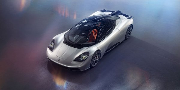 Конструкторът, който ни даде легендата McLaren F1, сега е готов да ни представи прекия му наследник. Първите доставки ще започнат най-рано в самия край на 2021, но вероятно първите медийни тестове ще се случат още през есента. Това е спортна кола в добрия стар смисъл на понятието: с V12, способен да се развърта до 12 100 оборота в минута, с 660 конски сили, с ръчни скорости и собствено тегло... под един тон. Просто мечта. 
