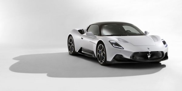 Най-после италианската компания е готова да се върне в света на спортните суперколи с новата MC20. Рецептата: шаси от въглероден композит, V6 с туин турбо и 621 коня, осемстепенен автоматик с двоен съединител, и окачване с двойни вилки и отпред, и отзад. В добавка се очертават и две допълнителни версии: Spyder и изцяло електрическа. 
