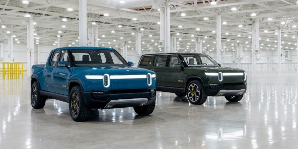 Вероятно будещият най-голямо любопитство електрически стартъп. След две години на загатване и тийзъри, сега Rivian най-сетне е на път да пусне конвейера за своите електрически пикапи R1T и R1S. Те ще дойдат на насълзяваща очите цена, и с доста дълъг списък интересни екстри, като изцяло завиващите задни колела например. Нямаме търпение да видим какво ще излезе от това. 
