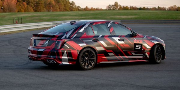 Най-вероятно това ще е лебедовата песен на спортните модели на Cadillac преди прехода на луксозния бранд към изцяло електрическа гама. И то каква лебедова песен! Двете Blackwing версии ще разполагат с едноименния V8 двигател, специално разработен за тях, а CT50-V даже ще има ръчни скорости. 
