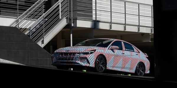 Veloster N вече се хареса много на критиците, и R&T дори го обяви за своя спортен автомобил на 2020 година. А Еlantra N ще ползва наготово цялото му задвижане, така че няма причина да очакваме нещо по-лошо.
