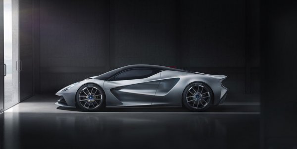 Поредният свръхтежък "спортен" електромобил? Щяхме да го подминем с пренебрежение, ако не идваше от компанията, създала най-добре управляващите се спортни модели на последния четвърт век. За съжаление батериите правят Evija твърде различна от легендарната философия "опростявай и добави лекота" а Lotus - тази машина ще тежи минимум 1800 килограма. Но пък за компенсация ще има 2000 конски сили, и очакваме да видим каква магия ще приложат към окачването експертите на Lotus. 
