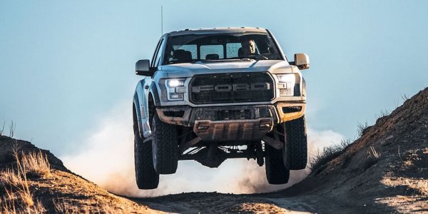 След дебюта на новото поколение на F-150 (най-продавания автомобил в САЩ), идва време и за най-коравата му версия. По предварителни данни тя ще дойде или с 3.5-литров хибриден V6, или с 5.2-литров V8 с компресор. И, разбира се, с регулируемото окачване, което направи Raptor офроуд легенда. Само че този път колата има и сериозна конкуренция в лицето на Ram TRX.
