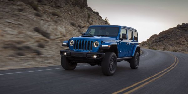 След известни колебания, Jeep все пак се реши да сложи V8 и на новия Wrangler. И то не какъв да е V8, а 6.4-литровия Hemi с атмосферно пълнене и 470 коня, използван преди в Dodge Charger и Challenger. 

