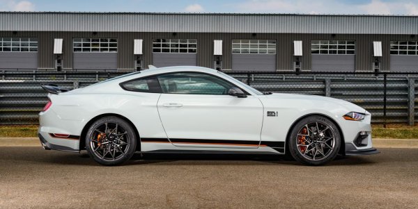 Ford за пръв път въведе подготвената за писти версия Mach 1 през 1969, но в новия век тя потъна в забрава. Едва сега, след 17 години пауза, Mach 1 се връща в гамата на Mustang - с 5-литровия V8 "Coyote", развиващ 480 конски сили и 569 Нютонметра максимален въртящ момент. 
