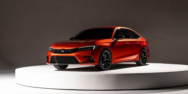 Още не е ясно кога ще се появят новите спортни версии на Civic, начело с Type R. Но дори обикновената кола се очаква с интерес, след като предишното поколение вдигна летвата с доброто си управление и спортното усещане. Новата генерация обещава доста повече оборудване и съвременни технологии. 
