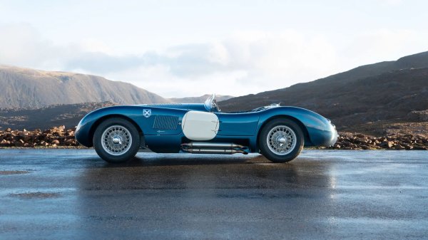 Близо до Сан Луис Потоси обаче Гилмор влиза в завой с твърде висока скорост и колата излита от пътя. Дейвид се отървава само с леки натъртвания, но О'Рурк чупи крак. Автомобилът е сериозно разбит и отпада от надпреварата. Цялата история е подробно запечатана във филма La Carrera Panamericana от 1992 г. на режисьора Ян Макартър, озвучен с феноменалната музика на Pink Floyd.
