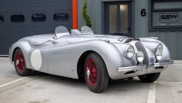 Сред редките ценности в колекцията на Дейвид Гилмор блести още един представител на марката Jaguar &ndash; изключителният XK120 Alloy Lightweight от 1950 г. От този роудстър с олекотено алуминиево купе са произведени едва 240 бройки, като само 57 от тях са с десен волан.
