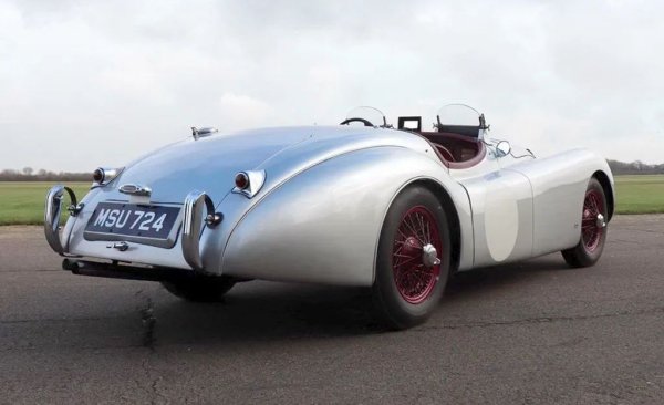 Конкретният автомобил с регистрационен номер MSU 724 първоначално е бил собственост на британския филмов продуцент Антъни Руфъс (прочут с "9 седмици и половина"). Гилмор купува колата през 1990 г. и веднага поръчва пълна реставрация. Роудстърът остава негово притежание 10 години, а сега се предлага за продажба във Великобритания от специализираната компания GSW Automotive.