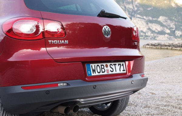 Заради навлизането на влага от корозията на контактите, задните светлини на регистрационния номер и бутонът за отваряне на петата врата може да откажат. Окабеляването между шофьорската врата и стълба на каросерията се скъсва с течение на времето, което се отразява на работата на блока за управление на електрическите прозорци, централното заключване, задвижванията и отопляемите външни огледала.

Микропревключвателите, вградени в ключалките на вратите, са проблематични (контролният блок „не вижда“ отварянето и затварянето на вратата). През зимата, когато се натрупа голямо количество лед, пластмасовата панта на педала на газта може да се счупи. След 60 000-80 000 км моторът на вентилатора на климатичната система излиза от строя. Версиите с автоматичен Climatronic след 3-5 години могат да имат проблеми както със задвижващите механизми на амортисьора, така и със самия уред.