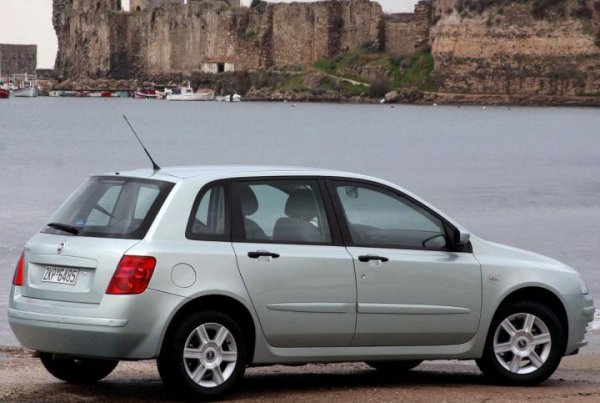 Италианците не препоръчват употребата на Е10 за всички свои модели, произведени преди 2001 година, а също и за някои по-късни:
- Barchetta: 1.8
- Bravo/Brava (Type 182): 1.6
- Doblo: 1.6
- Marea: 1.6 и 2.0  
- Multipla: 1.6  
- Palio: 1.6  
- Punto (Type 188): 1.8  
- Stilo: 1.6, 1.8 и 2.4  
