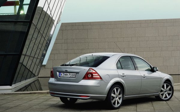 Всички автомобили на Ford, произведени след 1992, са подходящи за Е10, с изключение на Ford Mondeo 1.8 SCI (2003-2007). По-старите фордове трябва да си останат на Е5. 
