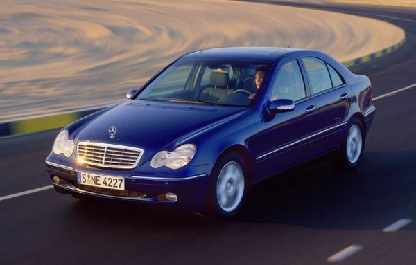 Високоетаноловият бензин е ОК за почти всички модели на Mercedes от последния четвърт век, с изключение на C200 CGI (W203) и CLK 200 CGI (C209), произвеждани между 2002 и 2005. 
Mercedes не препоръчва Е10 и за автомобили с карбуратор, както и за модели без троен катализатор (и едните, и другите са на възраст над 25 години). 
