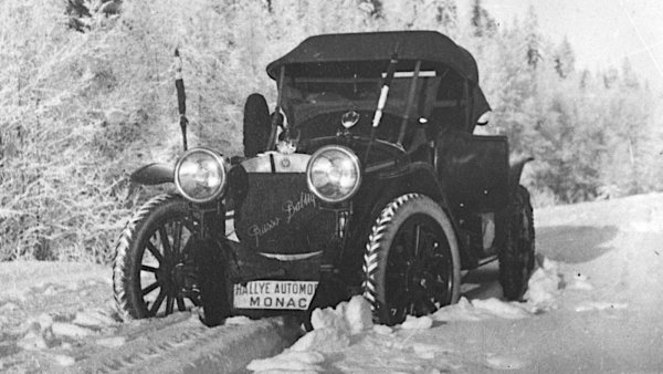 Евгений Яковлев и Пьотр Фрезе построяват първата кола в Русия през 1896 година, но скорошната смърт на първия спира проекта. Russo-Balt е със седалище в Рига, която тогава е част от Руската империя, но сега е столица на Латвия. Марката създава няколко мощни и луксозни коли, камиони и самолети след 1909 година.
4,9-литровият 24-55 е особено забележителен, тъй като Андрей Нагел и Вадим Михайлов стигат до достойното девето място в Рали Монте-Карло през 1912-а.

Оригиналната компания не оцелява след 20-те години на миналия век, но концепцията на Russo-Balt, наречена Impression, е показана на Concorso d'Eleganza Villa d'Este през 2006-а.