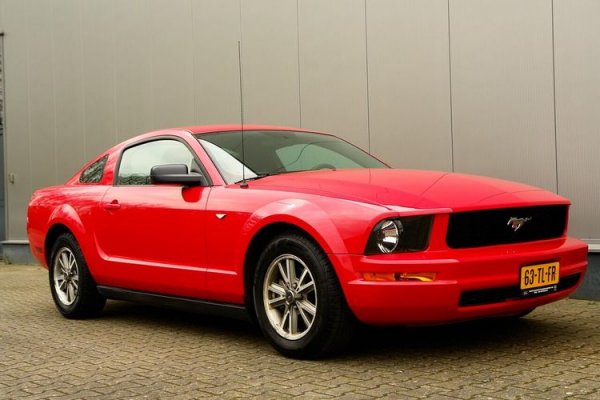 Когато купувате Mustang, вие влизате в специален клуб – братство на хора с muscle-car, който се е превърнал в легенда и олицетворява американската мечта. Това е вашият шанс да бъде Стив Маккуин в „Булит“ и да летите по улиците, преследвайки други автомобили. Това, което не искате да знаете, че вашият 4,0-литров V6 разполага с 210 к.с. и вдига 100 км/ч за жалките 7,4 секунди.