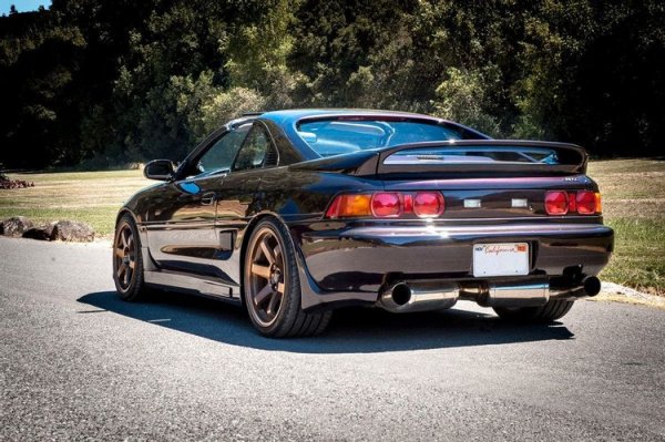 Изключително бързата MR2 е японска ракета със средно разположение на двигателя, която ускорява от 0 до 100 км/ч за 5 секунди и развива 245 км/ч. Тя се задвижва от мотор с турбокомпресор, развиващ 241 к.с., като предлага невероятно удоволствие от шофиране. Всичко е наред до момента, в който не се стигне до разходи по поддръжката. За повечето ремонти се налага премахване на двигателя, което допълнително увеличава сумата.