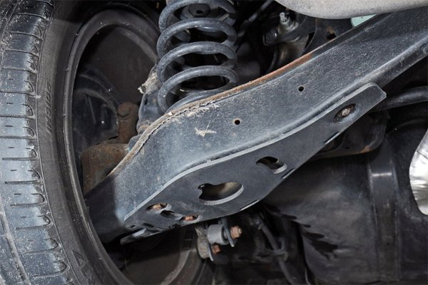 В ходовата част при пробег от 60 000 - 80 000 км се "предават" сайлент-блоковете. Това са гумените или каучукови втулки, които се използват за свързване на части на окачването. Те омекотяват ударите и намаляват вибрациите, които се предават от една част на друга при шофиране. Опорите на предните стойки и на задните носачи провисват.