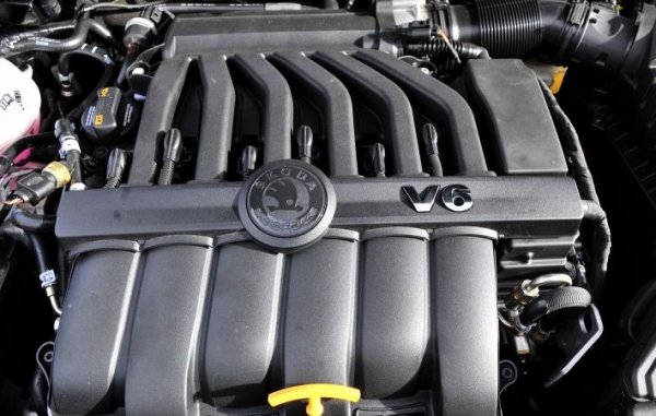 До 350 000 - 400 000 би трябвало без проблеми да служи на стопанина си атмосферният VR6 3.6 FSI с 260 к.с. Маследните уплътнения на коляновия вал може да протекат, проблемни са също бобините и термостатът. При работа на ниски обороти през зимата в изпускателната система се натрупва конденз, което пречи на стартирането на двигателя. С годините моторът започва да яде масло, но като цяло е по-надежден от турбо-агрегатите.
