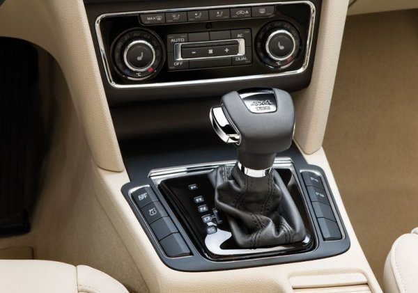 Роботизираната DSG7 си спечели репутация на "убиец на съединители", преди да бъде модернизирана. Голяма част от недостатъците бяха отстранени след 2013 година, но въпреки това ресурсът на тази трансмисия си остава същият - около 150 000  км. Скоростната кутия се среща при двигателя 1.8 TSI.

По-мощният двигател на Superb е оборудван с много по-здравата DSG6, която е с мокър съединител. Тя изкарва до 200 000 км.
