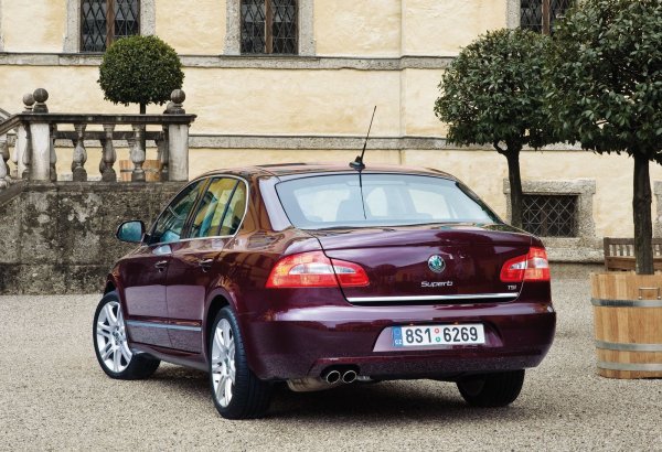 Както вече стана дума, Superb не е устойчив на корозия и затова ръжда може да бъде открита дори при по-новите автомобили от модела. Хромът по каросерията бързо потъмнява, същото се случва и с фаровете, чиято пластмаса явно не е от най-високо качество.
