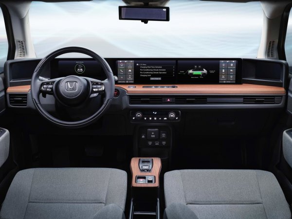 На пръв поглед, приборният панел на дебютния електромобил на японската компанията Honda се състои от дълъг и тесен монитор. Изглежда доста ефектно, но същност това са два екрана, покрити с едно стъкло. Те могат да работят като едно устройство, но и да бъдат разделени, така че пасажерът до шофьора да управлява част от системите в своята половина.