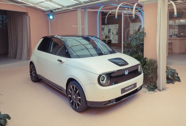 Пред водача са съсредоточени иконите на навигацията, телефона и настройките на автомобила, а на другия екран е всичко, свързано с онлайн-услугите и развлеченията. В салона има и виртуален приборен панел, както и два екрана, на които излиза информация от задната камера. Първият електромобил на Honda вече може да бъде поръчан в Европа.