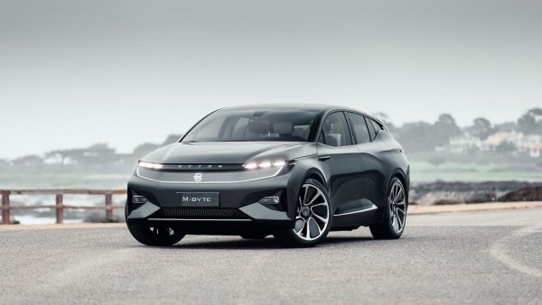 На гигантския дисплей излиза цялата информация от мултимедията, интернет-услугите, данните за състоянието на автомобила и др. Системата е така проектирана, че пътникът на предната седалка да може да се развлича самостоятелно. Яркостта на екрана се регулира автоматично, за да не заслепява водача. Освен този 48-инчов екран в салона на M-Byte има още 4 екрана, един от които е поставен на волана.