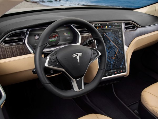 Това е автомобилът, при който дебютираха огромните дисплеи. Именно Teslа Model S показа на света какви трябва да бъдат мултимедийните системи на ХХI век, и най-вече техният център за управление. Минималистичният интериор на Tesla със 17-инчов вертикален екран буквално взриви автомобилната индустрия, когато моделът дебютира.