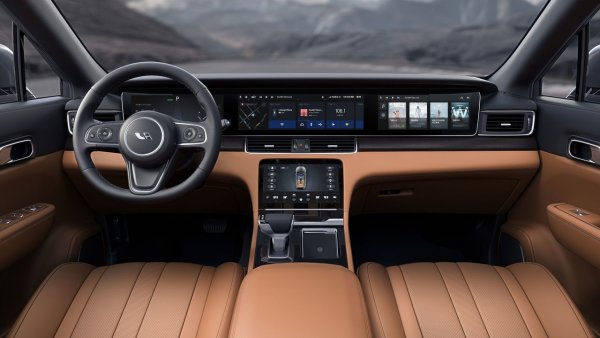 Хибридният кросоувър Li One, създаден от нова китайска компания, беше показан на автосалона в Шанхай миналата пролет. И той беше запомнен най-вече благодарение на огромния дисплей, който заема цялата ширина на панела. В средата е главният екран с диагонал 16,2 инча, който отговаря за мултимедийната система и приложенията.