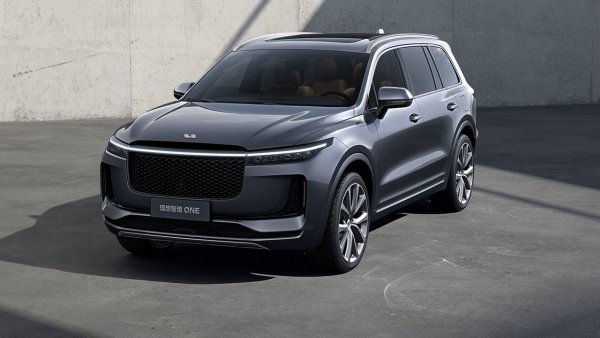 От двете страни са разположени още два "малки" екрана - 12,3-инчови, като единият е цифровият приборен панел, а другият е за развлечение на пътника отпред. Има и четвърти екран, който се намира отдолу и отговаря за климатика, комфорта, осветлението и др. Цената на Li One за Китай е 60 000 долара.