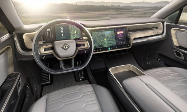 Младата американска компания Rivian Automotive създава необичайни електрически всъдеходи с пробег до 700 км. Нейните инженери използват редица първокласни технически решения, като едно от тях - огромен централен дисплей с диаметър 15,6 инча, се намира в интериора на новия SUV, който носи името R1S.