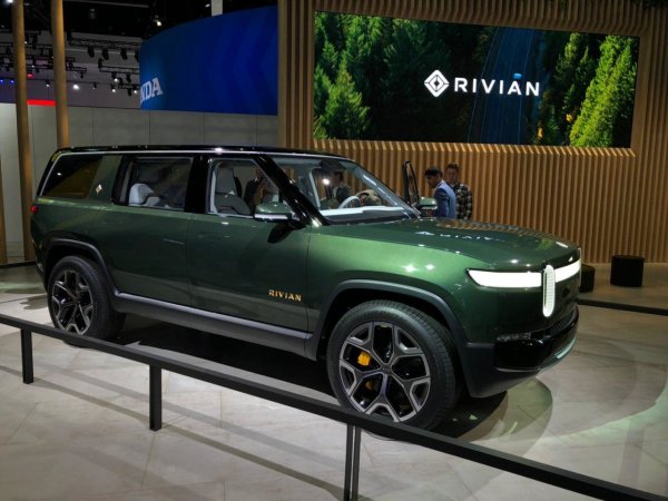 Принципът на работа е подобен на този на съвременните смартфони, като работната площ се конфигурира сама, а прозорците за приложенията се разтягат и мащабират така, както е удобно на водача. Навигацията е научена да създава маршрути, в които задължително присъстват места за зареждане. В Щатите вече се приемат поръчки за Rivian R1S, чиито доставки ще стартират след броени седмици. Цената на всъдехода стартира от 72 500 долара, като той ще се произвежда в бившия завод на Mitsubishi в Илинойс.