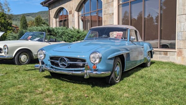 Година: 1961
Винаги в сянката на легендарния си братовчед 300 SL, 190 SL е създаден като негова по-достъпна (относително) алтернатива през 1955, и е произвеждан до 1963. Луксозен роудстър с две врати и с елегантен дизайн, той разполага със 105 конски сили от 4-цилиндровия си двигател. 
