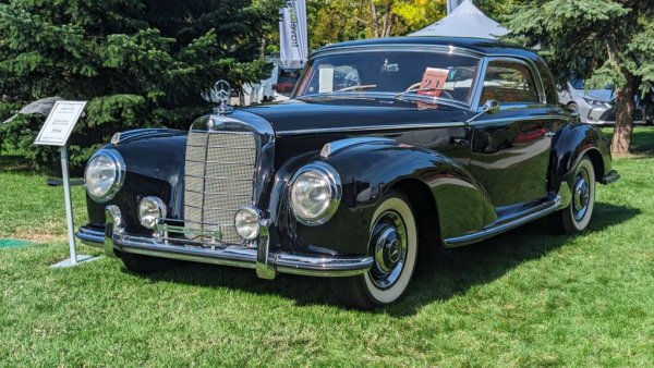 Година: 1954
Когато говорим за Mercedes от 50-те години, всички се сещат първо за 300 SL Gullwing. Но този 300 S Coupe (W 186) е бил по-скъп и луксозен по онова време, а освен това е и доста по-рядък. Произведени са само 216 екземпляра. W 186 е първият нов проект на компанията след войната, с редови 6-цилиндров мотор с обем 3 литра и мощност 150 коня благодарение на трите карбуратора Solex. Сред легендарните собственици на 300 S Coupe са кинозвездите Кари Грант и Гари Купър. Цената на добре запазен екзепляр днес спокойно надхвърля 300,000 долара. 
