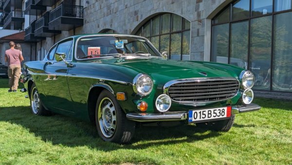 Година: 1972
Volvo пуска модела 1800 през 1961 като гранд турър с предно разположен двигател и задно предаване. Дизайнът е на Пеле Петершон, но специален консултант по проекта е самият Пиетро Фруа. Легендарният статут на този автомобил се дължи в голяма степен и на прочутия сериал "Светецът", в който героят на Роджър Муур кара именно Volvo 1800. 
