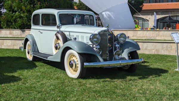 Година: 1933
Eдин от най-луксозните модели на американската марка от онази ера, с множество технологични иновации като независимо предно окачване, хидравлични барабанни спирачки и 8-цилиндров мотор, който позволява впечатляващата за времето максимална скорост от 135 км/ч. 
