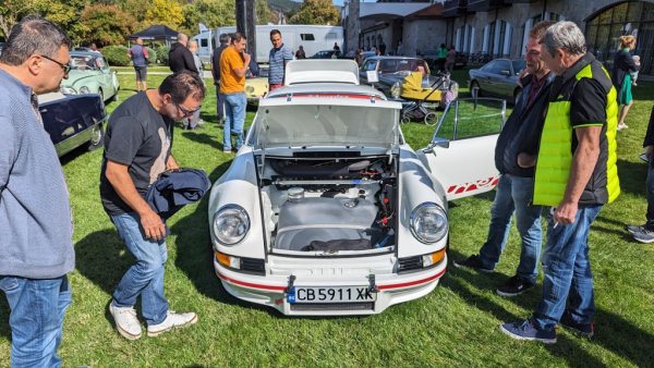 Година: 1974
Съкращението RS идва от Rennsport, "състезателен спорт" на немски. Правилниците на големите шампионати през 1973 изискват компаниите да произвеждат определен брой "цивилни" версии на състезателните си машини, за да бъдат хомологизирани. Carrera RS получава по-голям двигател (отначало 2.7-литров, а през 1974 - 3-литров), с мощност до 230 конски сили. Използването на олекотени материали смъква общото тегло до едва 900 кг. 