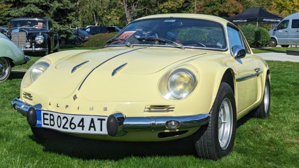 Година: 1968
През 60-те дружеството "Бул-Ет" вече произвежда по лиценз Renault 8 и 10 в Пловдив (Bulgarrenault). Не е съвсем ясно как се ражда идеята към това да се добави и спортен модел, но през 1966 в България идва основателят на Alpine Жан Ределе, подписани са споразумения и е платена внушителна лицензна сума, за да започне сглобяването и на А 110. През 1968 два български екипажа, с пилоти Илия Чубриков и Атанас Тасков, участват с Bulgaralpine в Рали Монте Карло. Но скоро след това начинанието Bulgarrenault е прекратено под натиск от Москва. Не е известно дори колко бройки Bulgaralpine са произведени - цитират се числа между 50 и 120. Цената на автомобила през 1968 е 8200 лева, но тя не е достъпна за свободна покупка, освен за някои по-влиятелни фигури като режисьора Васил Мирчев. 
