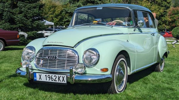 Година: 1962
Auto Union 1000 е компактен, но луксозен за времето си модел, произвеждан от между 1958 и 1965. На практика е наследник на по-старите DKW F93 и F94, и ползва двутактов мотор с 3 цилиндъра и базова мощност 44 конски сили. На решетката е върната емблемата с четирите кръга на Auto Union отпреди войната. Понеже щабът на оригиналната Auto Union е останал в съветската окупационна зона, компанията е основана повторно в Инголщат със субсидия, отпусната по плана "Маршал". По времето на лансирането на модела 1000 S, Auto Union е собственост на Daimler-Benz, но през 1964 е препродадена на Volkswagen, за да се превърне по-късно в днешната Audi. 

