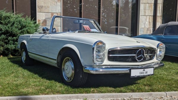 Година: 1964
W 113 остава в историята с прякора "Пагода". Това е спортен модел, с който Mercedes замени 300 SL в началото на 60-те години. С дизайн на Фридрих Гайгер и Пол Брак, и с инженерна част, носеща подписите на самия Бела Барени, това и до днес се смята за един от най-добрите "мерцедеси" в историята. Върховата версия 280 SL развива 170 конски сили, а при 230 SL двигателят е 2.3-литров M127 с мощност 150 коня. 
