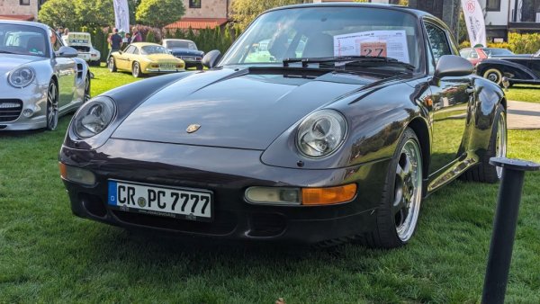 Година: 1997
993 e кодът на четвъртото поколение на Porsche 911, в производство между 1994 и 1998 година. Охлаждането на глобалната икономика в средата на 90-те понижава търсенето и е причина 933 да е доста рядко в наши дни. Този екземпляр е в лимитирания цвят Vesuvio. 
