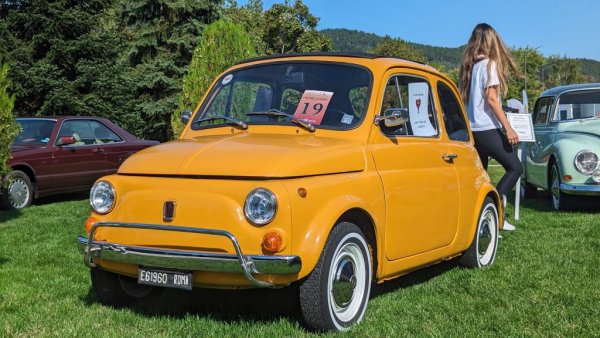 Година: 1969
Дизайнът на тази кола, дело на гения Данте Джакоза, почти неизменно я нарежда в класациите за най-красивите автомобили на ХХ век. При версията 500 L буквата е съкращение от Lusso - лукс. Този най-добре оборудван вариант на модела се прави от 1968 до 1972, когато Fiat 500 е пенсиониран за сметка на новия Fiat 126. 
