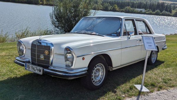 Година: 1967
Mercedes-Benz W111 e кодовото име за ново семейство луксозни автомобили, въведено от германците през 1959 и останало на пазара чак до началото на 70-те години. Заради характерните очертания на задните светлини моделът е популярен в Германия като Heckflosse - "перката". 
На конкурса в Правец този конкретен автомобил бе представен като 250 SE, но e възможно да става дума за грешка, защото тази модификация е запазена само за купе и кабриолет версиите. Четиривратият седан 220 SE има 2.2-литров двигател с мощност 120 конски сили. 
