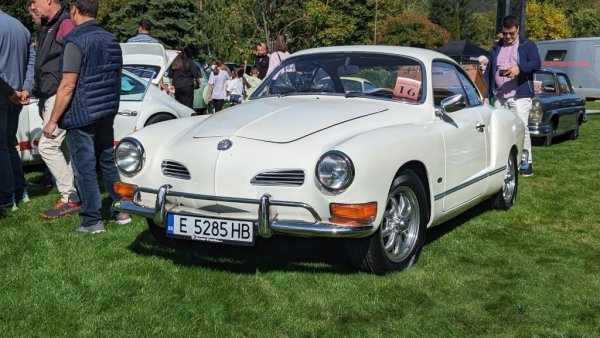 Година: 1970
Дори и най-масовият европейски производител си има своите редки и търсени от колекционерите модели. Karmann Ghia използва иначе плебейските платформи на VW Type 1 ("костенурката") и Type 3, но е сглобяван ръчно от майсторите на Karmann в Оснабрюк, а дизайнът е не просто на италианското ателие Ghia, а на самия Марио Феличе Боано. В същото време този елегантен автомобил е произведен в почти половин милион бройки, така че цените му са все още много достъпни. 

