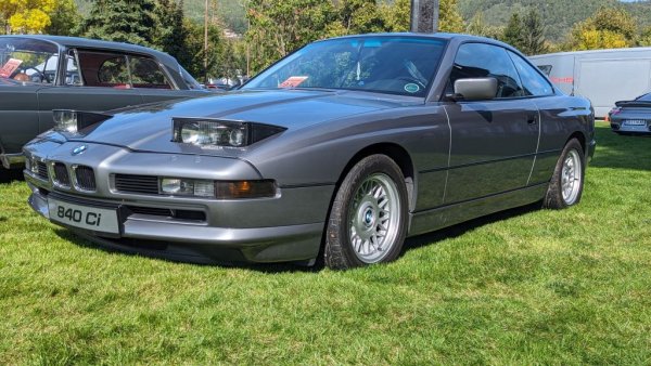 Година: 1993
В края на 80-те BMW решава да предложи нов луксозен гранд турър, едно стъпало над дотогавашната Серия 6. Така се появява първата Серия 8 - високотехнологичен и скъп автомобил с дизайн на Клаус Капица. Но в началото на 90-те световната икономика навлиза в дълбока криза и пазарът за луксозни модели се срива. Вместо предвидените 200,000 бройки BMW произвежда само 30,609 екземпляра. Днес версията 850 CSi с 12-цилиндров мотор е много търкена от колекционерите. 
При 840 Ci задвижването е с 4-литровия V8 с код М60, който развива 286 конски сили и 400 Нм. 
