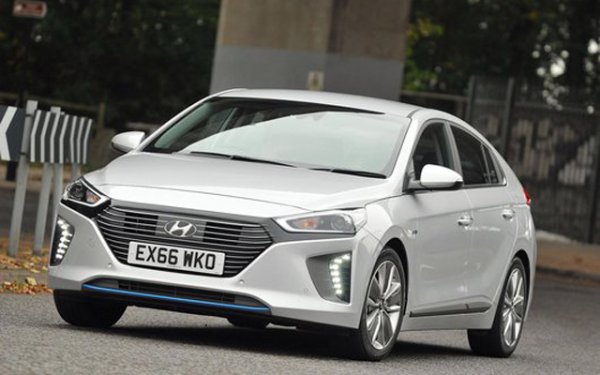 Корейският хибрид е оборудван със силов електрически тракт, но колата е направена на базата на такава с бензинов двигател. Батерията може да се презарежда и от външен източник, като само на ток Hyundai Ioniq може да измине 48 км.
