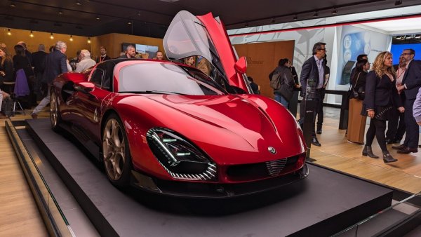 Признаваме си, че подминахме новата Alfa Romeo Junior - произвеждан в Полша клонинг на Jeep Avenger - и се съсредоточихме изцяло върху 33 Stradale - суперкола, произведена в едва 33 екземпляра в чест на легендарния си съименник отпреди половин век. Поредният шедьовър на италианското ателие Touring Superleggerа несъмнено повишава осезаемо естетическата стойност на парижкото изложение.
