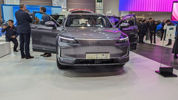 Eдна марка, която вече се предлага в съседна Румъния. Skyworth е продукт на джойнт-венчъра между едноименния производител на потребителска електроника и производителя на автобуси Skywell Group. 
ЕV6 е електромобил с 204 коня мощност, макар че за китайския пазар има и други типове задвижване. 
